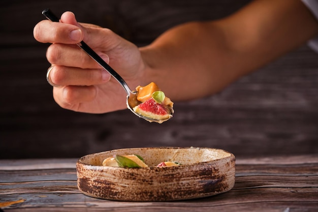 Ręka trzymająca łyżkę