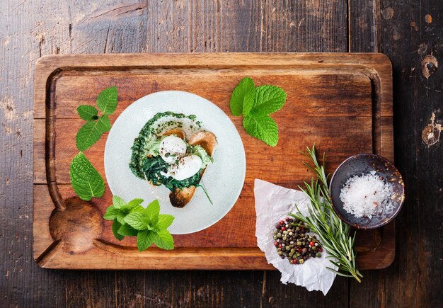 Taliz z aromatycznym daniem